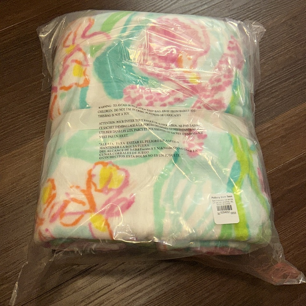 Lilly Pulitzer Jumbo 64" Square Via Flora Beach Towel for 2 People NWT - Picture 4 of 8